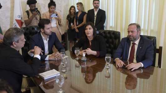 O presidente da ALMG, Tadeu Leite (MDB), recebe a visita dos ministros Márcio Macêdo, Simone Tebet e Alexandre Silveira (gravata vermelha
