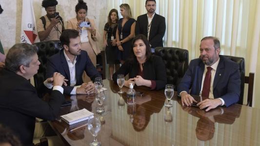 O presidente da ALMG, Tadeu Leite (MDB), recebe a visita dos ministros Márcio Macêdo, Simone Tebet e Alexandre Silveira (gravata vermelha