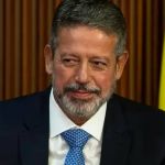 Lira cobra envio de recursos federais para construção de casas em Maceió 