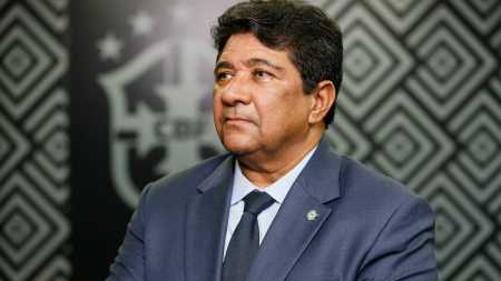 O presidente da CBF, Ednaldo Rodrigues, é o chefe da delegação brasileiro no Peru