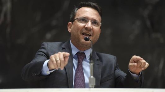 O presidente da CCJ, Arnaldo Silva (União)