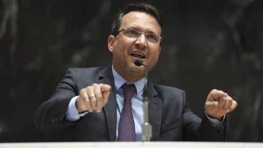 O presidente da CCJ, Arnaldo Silva (União)