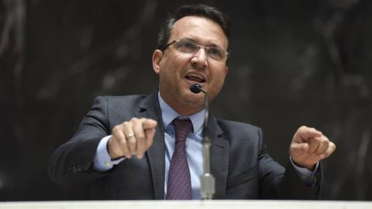 O presidente da CCJ, Arnaldo Silva (União)