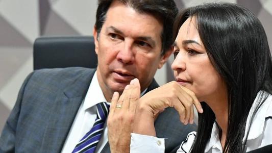 O presidente da CPMI, deputado Arthur Maia (União-BA), e a relatora, senadora Eliziane Gama (PSD-MA), conversam durante reunião desta terça-feira (19)