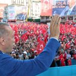 Erdogan distribui dinheiro vivo a eleitores após votar na Turquia; veja vídeo