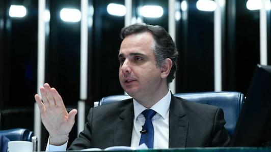 O presidente do Senado, Rodrigo Pacheco (PSD-MG), pautou para esta quarta-feira (25) a votação do projeto de lei que prevê a prorrogação por quatro anos da desoneração da folha de pagamentos para empresas de 17 setores