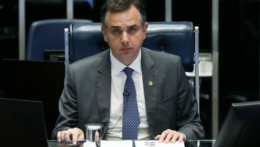 O presidente do Senado, Rodrigo Pacheco, rebateu nesta terça-feira (31) as críticas da presidente do PT, Gleisi Hoffmann, sobre a polêmica envolvendo a meta fiscal para 2024