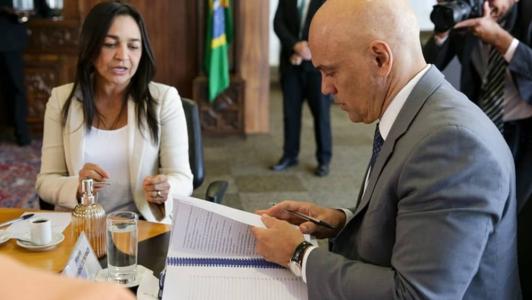 O presidente do TSE, ministro Alexandre de Moraes, recebeu o relatório da CPMI dos Atos Antidemocráticos na terça-feira (24)