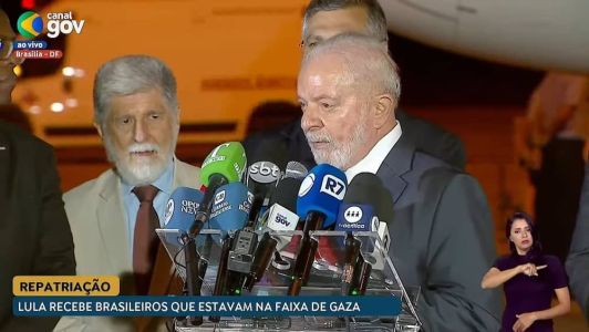 O presidente Luiz Inácio Lula da Silva recepcionou, na noite desta segunda-feira (13), os 32 brasileiros e familiares palestinos que deixaram a Faixa de Gaza