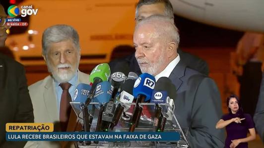 O presidente Luiz Inácio Lula da Silva recepcionou, na noite desta segunda-feira (13), os 32 brasileiros e familiares palestinos que deixaram a Faixa de Gaza