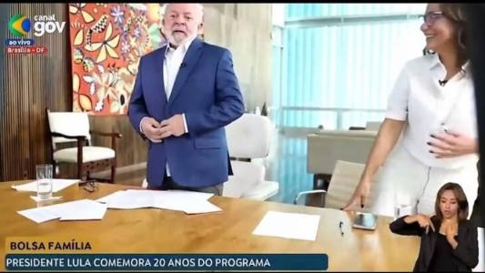 O presidente Luiz Inácio Lula da Silva participou nesta sexta-feira (20), por meio de videoconferência, da cerimônia que marcou os 20 anos de criação do Bolsa Família