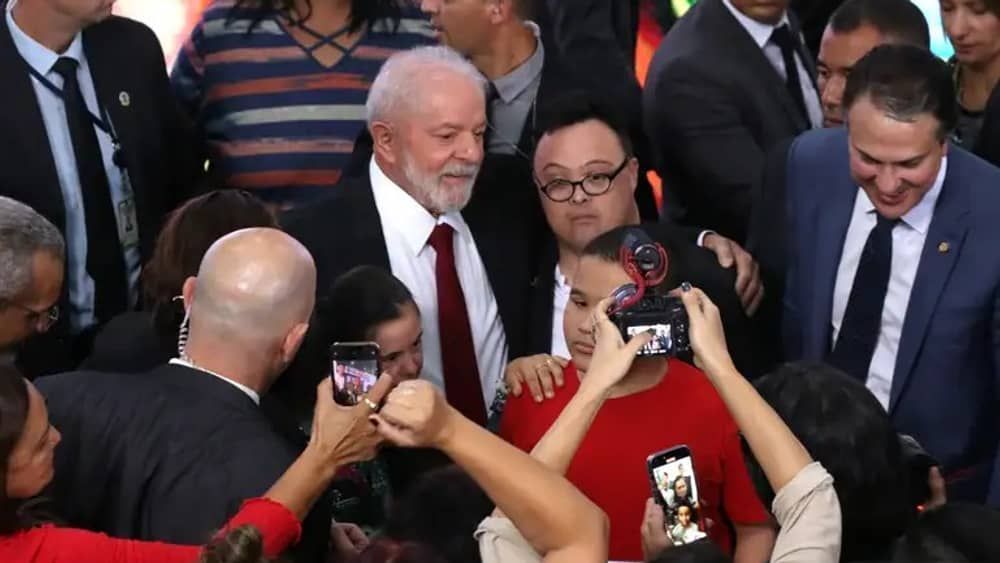 Lula chora ao falar de políticas para pessoas com deficiência: 'governar é cuidar das pessoas'
