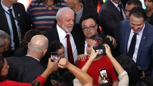 O presidente Luiz Inácio Lula da Silva chorou ao discursar, nesta terça-feira (21), durante a cerimônia de lançamento do Plano de Afirmação e Fortalecimento da Política Nacional de Educação Especial na Perspectiva da Educação Inclusiva