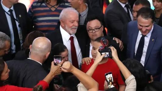 O presidente Luiz Inácio Lula da Silva chorou ao discursar, nesta terça-feira (21), durante a cerimônia de lançamento do Plano de Afirmação e Fortalecimento da Política Nacional de Educação Especial na Perspectiva da Educação Inclusiva