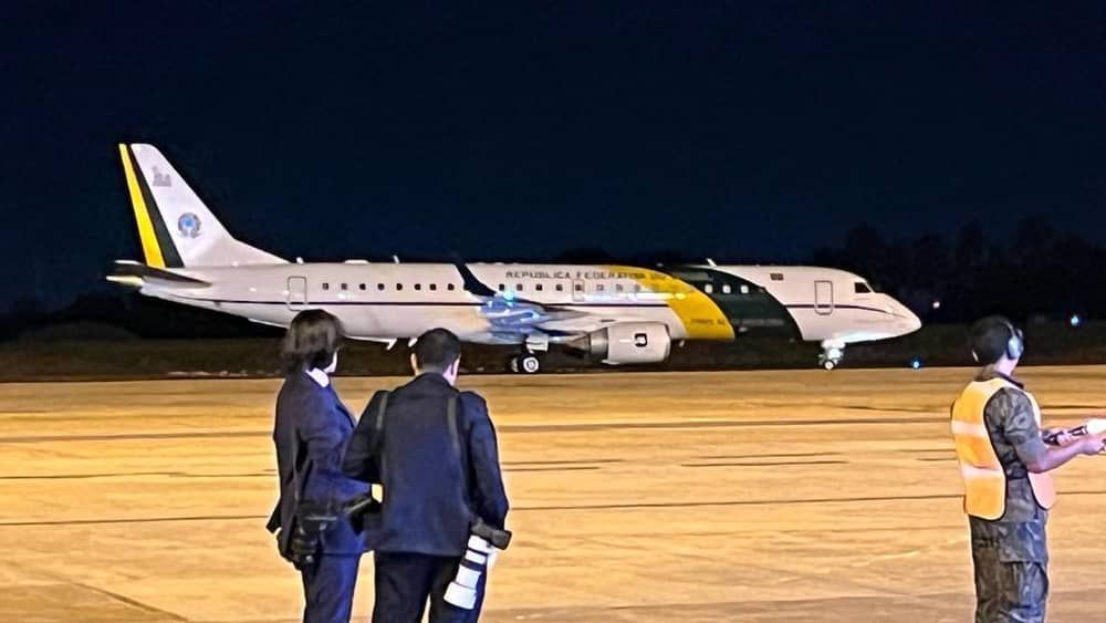 Voo com repatriados de Gaza chega em Brasília 