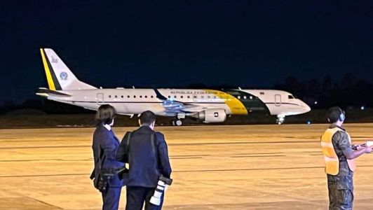 O presidente Luiz Inácio Lula da Silva acompanhou a chegada do avião da Força Aérea Brasileira (FAB), que trouxe os 34 brasileiros e familiares palestinos, da zona de conflito do Oriente Médio