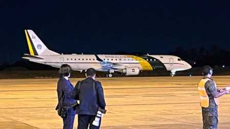 O presidente Luiz Inácio Lula da Silva acompanhou a chegada do avião da Força Aérea Brasileira (FAB), que trouxe os 34 brasileiros e familiares palestinos, da zona de conflito do Oriente Médio
