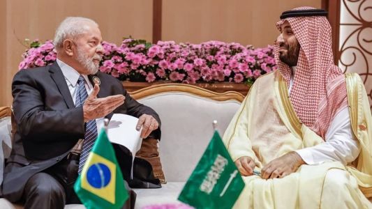 O presidente Lula durante encontro com o príncipe que governa a Arábia Saudita, Mohammed bin Salman
