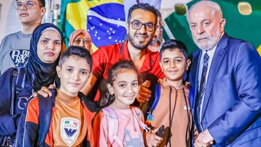 O presidente Lula recepcionou os 32 brasileiros e familiares palestinos repatriados da Faixa de Gaza
