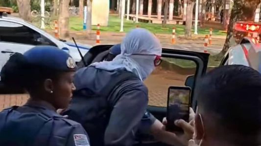 O professor de matemática cobriu o rosto com uma camiseta no momento da prisão