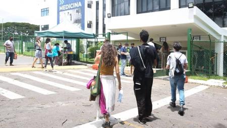 O programa tem como objetivo conceder financiamento a estudantes em cursos superiores não gratuitos