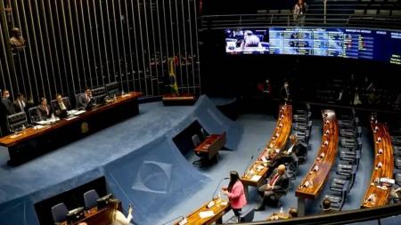 O projeto de lei que regulamenta as apostas esportivas, as chamadas bets, foi aprovado nesta quarta-feira (22) na Comissão de Assuntos Econômicos (CAE) do Senado.