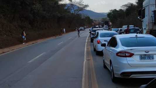 O protestou afetou o trânsito no trecho desde o início da tarde deste domingo