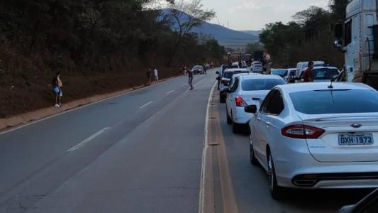 O protestou afetou o trânsito no trecho desde o início da tarde deste domingo