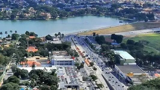 O quarteirão entre a avenida Santa Rosa e a Barragem da Pampulha foi fechado na noite de sexta-feira (9)