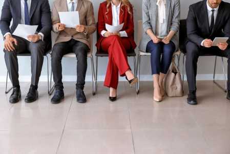 Salário de novas contratações recua 1,3% em janeiro, aponta estudo | CNN Brasil