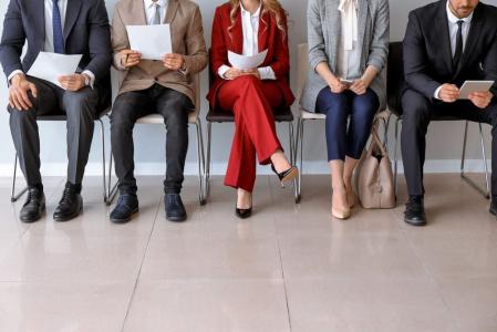 Salário de novas contratações recua 1,3% em janeiro, aponta estudo | CNN Brasil