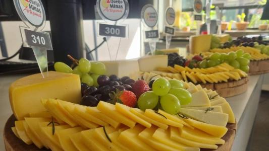 O Queijo Minas Artesanal é produzido a partir de mão de obra familiar, com uso de leite de vaca cru, produzido na propriedade.
