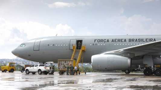 O quinto avião da FAB enviado a Israel para repatriar brasileiros irá pousar na madrugada de domingo (15) no Rio de Janeiro