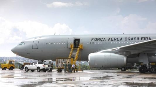 O quinto avião da FAB enviado a Israel para repatriar brasileiros irá pousar na madrugada de domingo (15) no Rio de Janeiro