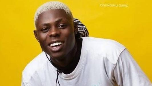 O rapper nigeriano Mohbad, de 27 anos, morreu nesta terça-feira (12)