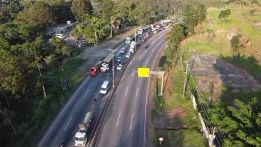 O reflexo já é de  três quilômetros de congestionamento