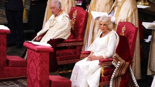 Rei Charles, de 74 anos, e ao lado da rainha consorte Camilla Parker Bowles, de 75