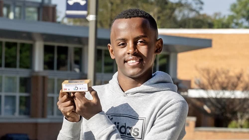 Adolescente de 14 anos é premiado por criar sabonete para tratar câncer de pele 
