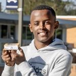 Adolescente de 14 anos é premiado por criar sabonete para tratar câncer de pele 