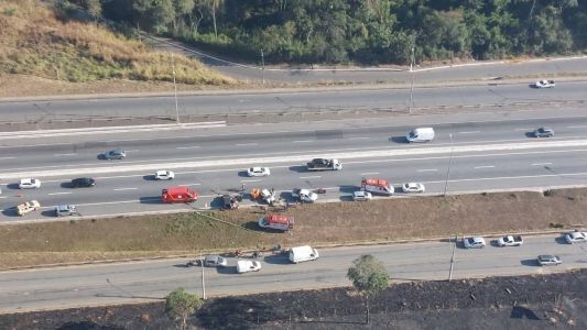 O Samu e os bombeiros fazem o atendimento no local