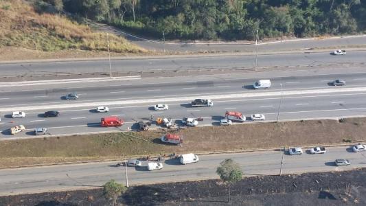 O Samu e os bombeiros fazem o atendimento no local
