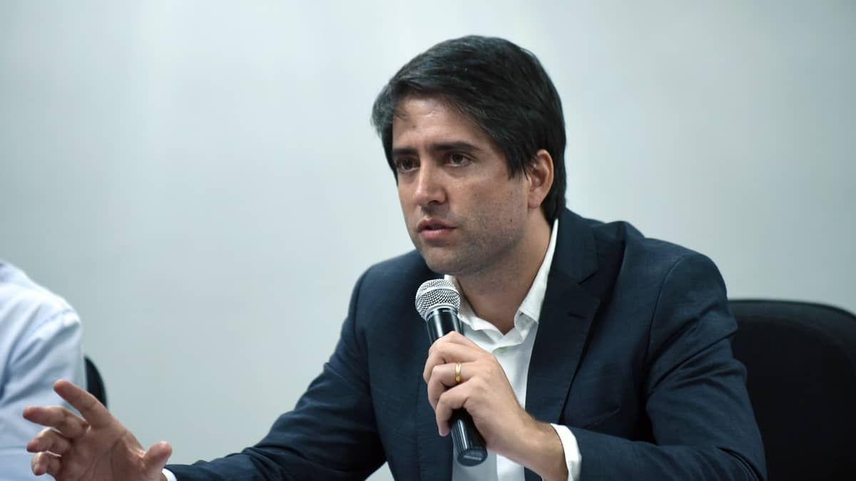 Vacina contra a dengue deve chegar ao SUS até final de 2025, diz secretário de Saúde de MG
