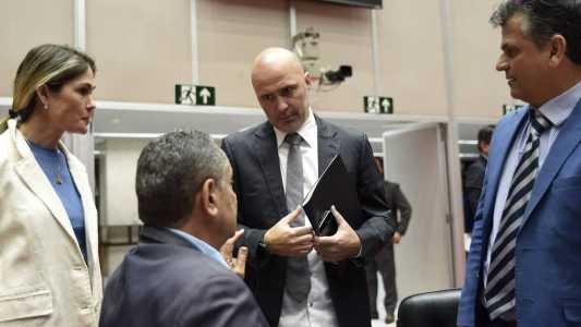 O secretário e líder de Governo, Gustavo Valadares, conversa com colegas deputados