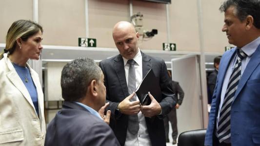 O secretário e líder de Governo, Gustavo Valadares, conversa com colegas deputados
