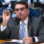 Flávio Bolsonaro sobre convocação de Crivelatti na CPMI: ‘estamos passando vergonha no mundo jurídico’