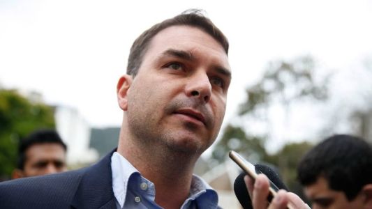 O senador Flávio Bolsonaro (PL) criticou o relatório do Coaf sobre transações milionárias para o pai dele, Jair Bolsonaro (PL)