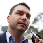 Flávio Bolsonaro passa por duas cirurgias nos olhos em hospital de Brasília