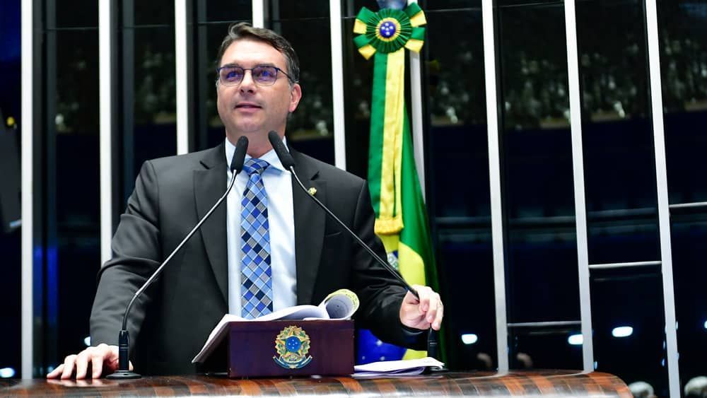 Flávio Bolsonaro cita final da Libertadores para criticar Paes e faz 'pedido' a torcedores do Fluminense