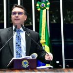 Flávio Bolsonaro cita final da Libertadores para criticar Paes e faz 'pedido' a torcedores do Fluminense