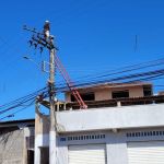 Polícia negocia com suspeito que está há mais de 21h em cima de poste de luz